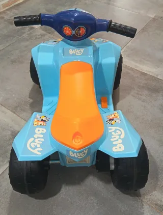 Moto Eléctrica Infantil Bluey en su caja original