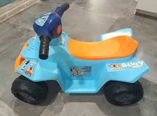 Moto Eléctrica Infantil Bluey en su caja original