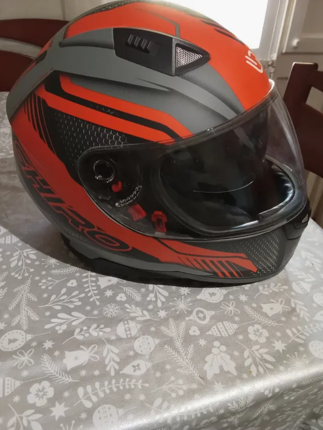 Casco de moto integral naranja y negro
