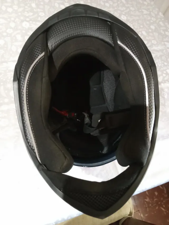 Casco de moto integral naranja y negro