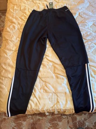 Pantalones Adidas negros con etiqueta