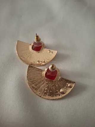 Pendientes dorados con piedra roja