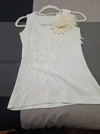 Camiseta blanca sin mangas rosas rojas