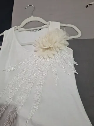 Camiseta blanca sin mangas rosas rojas