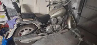 Motocicleta Plateada Daelym con poco uso.