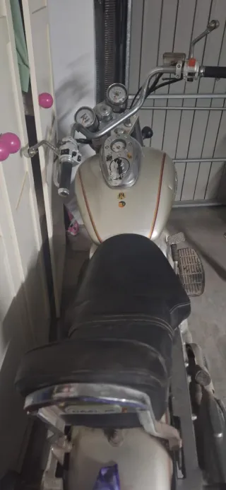 Motocicleta Plateada Daelym con poco uso.