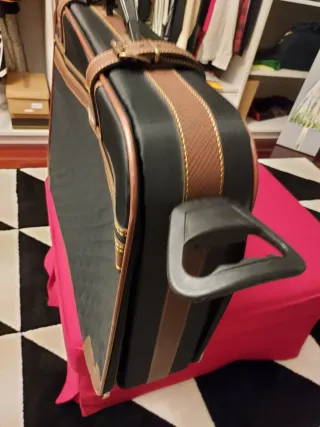 Maleta de viaje negra con detalles marrones