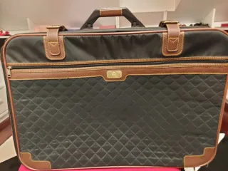 Maleta de viaje negra con detalles marrones