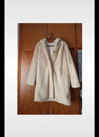Abrigo pelo sintético color crema con capucha