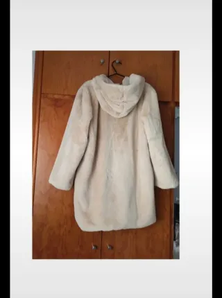 Abrigo pelo sintético color crema con capucha