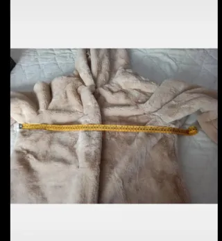 Abrigo pelo sintético color crema con capucha