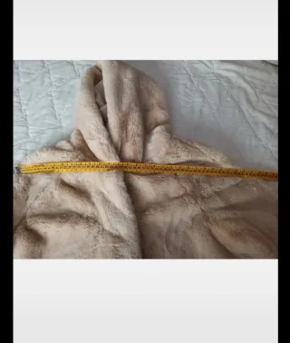 Abrigo pelo sintético color crema con capucha