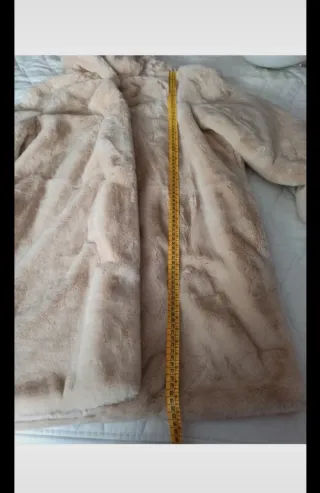 Abrigo pelo sintético color crema con capucha