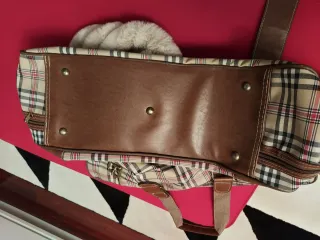 Maleta de viaje con estampado de cuadros