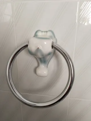 Toalleros jaboneras y portarollos de baño vintage