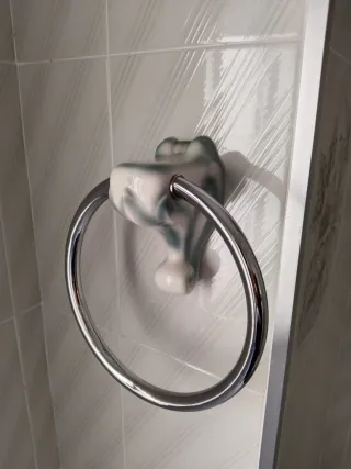 Toalleros jaboneras y portarollos de baño vintage