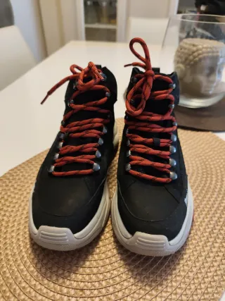 Botas de senderismo negras con cordones rojos