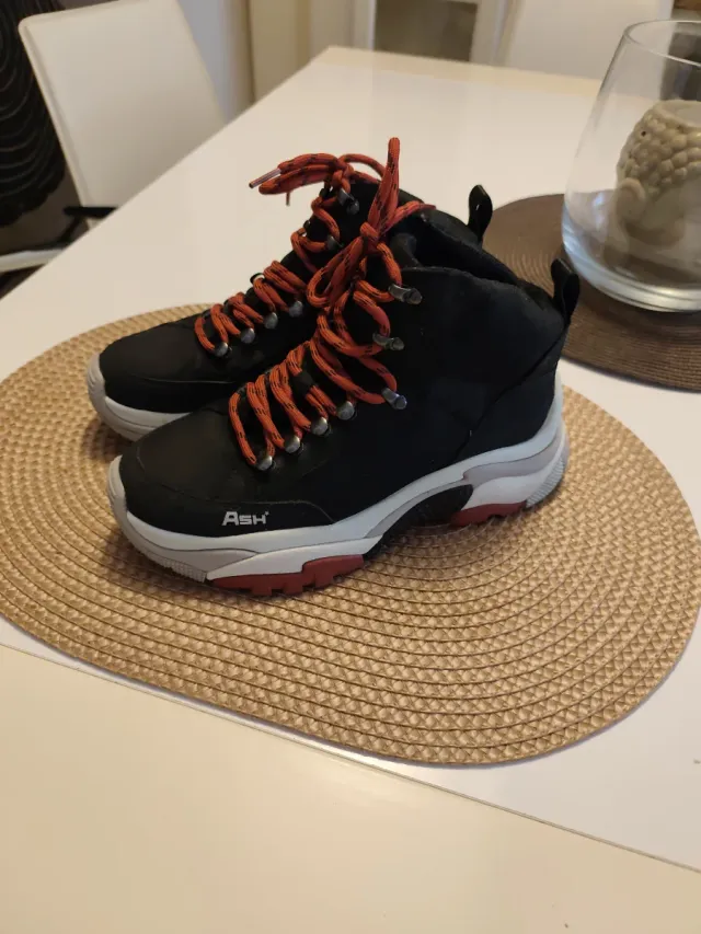 Botas de caminhada pretas com cadarços vermelhos