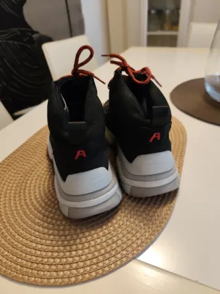 Botas de senderismo negras con cordones rojos