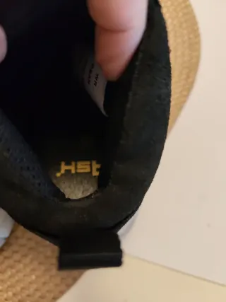 Botas de senderismo negras con cordones rojos