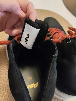 Botas de senderismo negras con cordones rojos