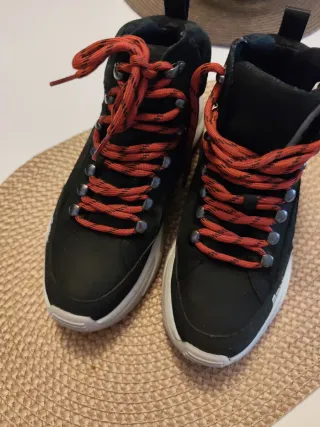 Botas de senderismo negras con cordones rojos