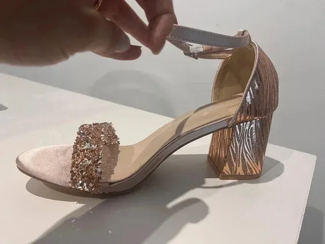 Sandalias de tacón doradas