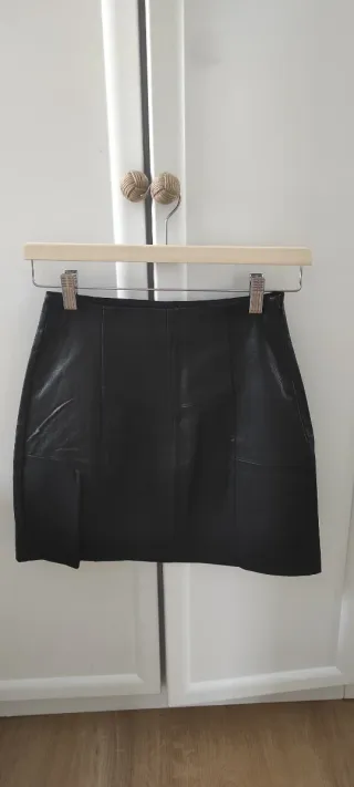 Falda efecto piel negra