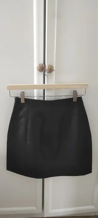 Falda efecto piel negra