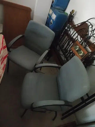 2 Sillas de oficina grises