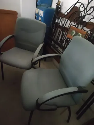 2 Sillas de oficina grises