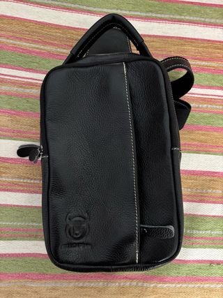 Mochila Bullcaptain Negra Piel. Medidas: 27x17x8