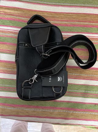 Mochila Bullcaptain Negra Piel. Medidas: 27x17x8