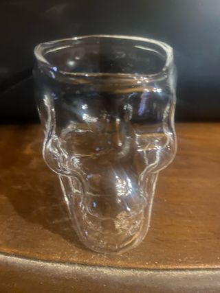 Vaso de cristal con forma de calavera