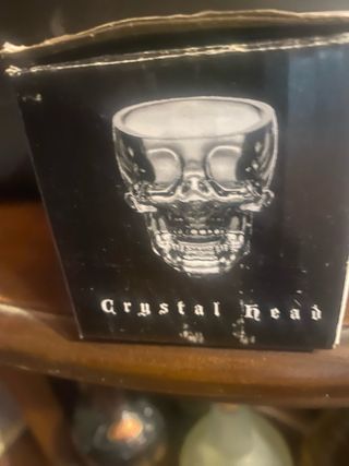Vaso de cristal con forma de calavera