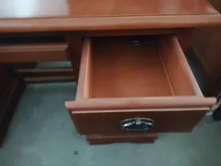 Escritorio de madera con cajones