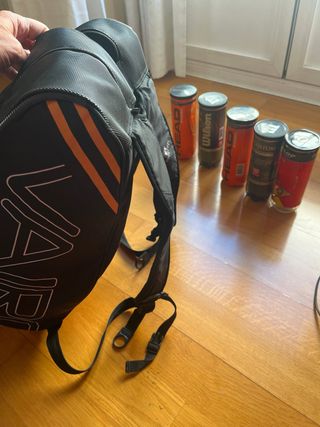 Bolsa pádel, 2 raquetas y botes de pelotas