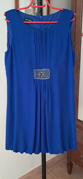 Vestido azul eléctrico y chaqueta plateada