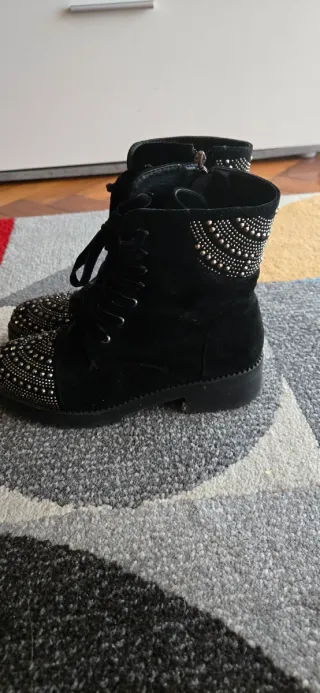 Botas negras de ante con tachuelas plateadas