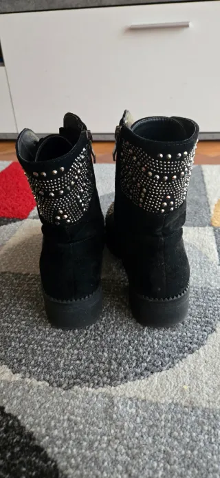 Botas negras de ante con tachuelas plateadas