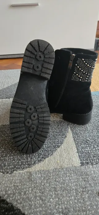 Botas negras de ante con tachuelas plateadas