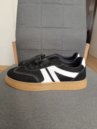 Zapatillas negras con detalle blanco