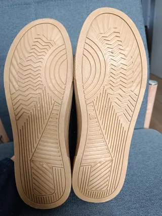 Zapatillas negras con detalle blanco