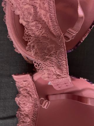 Sujetador floral rosa y morado con encaje