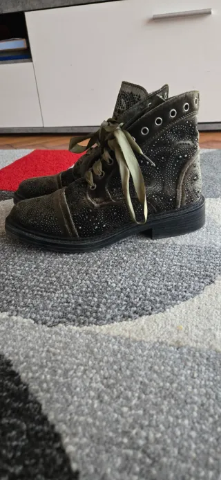 Botas verdes con tachuelas y lazo