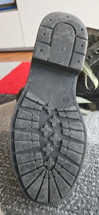 Botas verdes con tachuelas y lazo