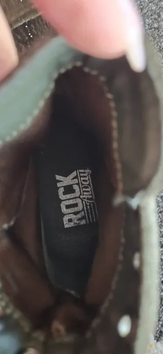 Botas verdes con tachuelas y lazo