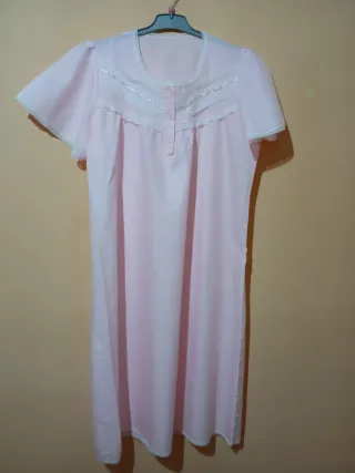 Camisón de señora rosa y blanco