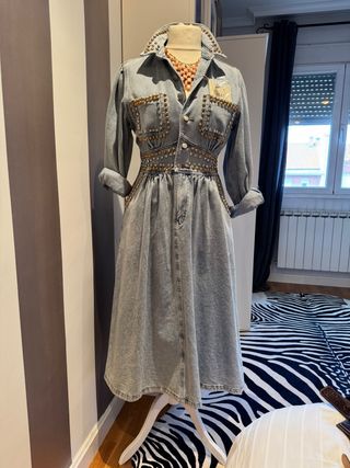 Vestido vaquero con tachuelas