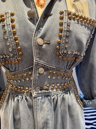 Vestido vaquero con tachuelas